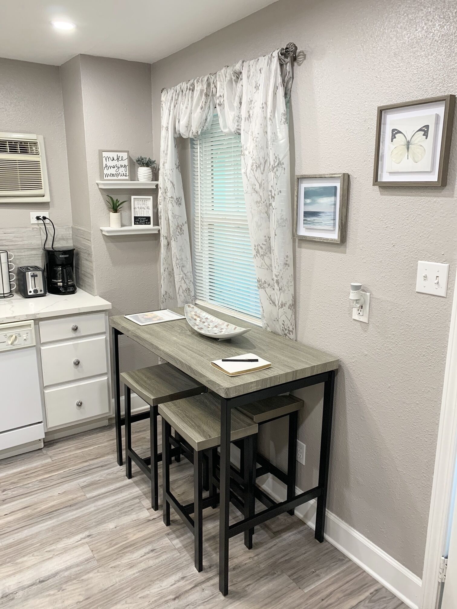 “Cozy-Modern 2 Bedroom Minutes from the Beach!”