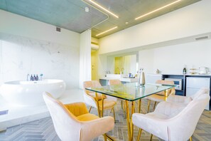 Suite presidencial | Cortinas blackout, tabla de planchar con plancha y wifi gratis 