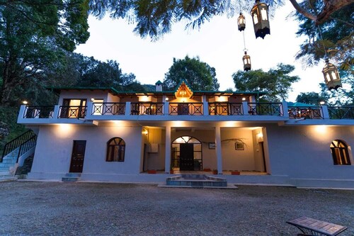 The camphor Tree Lakefront Jungle Lodge by Earthaa Escapes