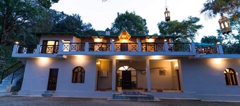 The camphor Tree Lakefront Jungle Lodge by Earthaa Escapes