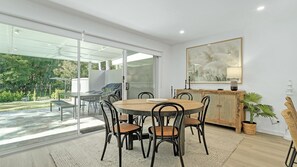 Outdoor dining - Manzi Jervis Bay with Heated Pool (Huskisson)