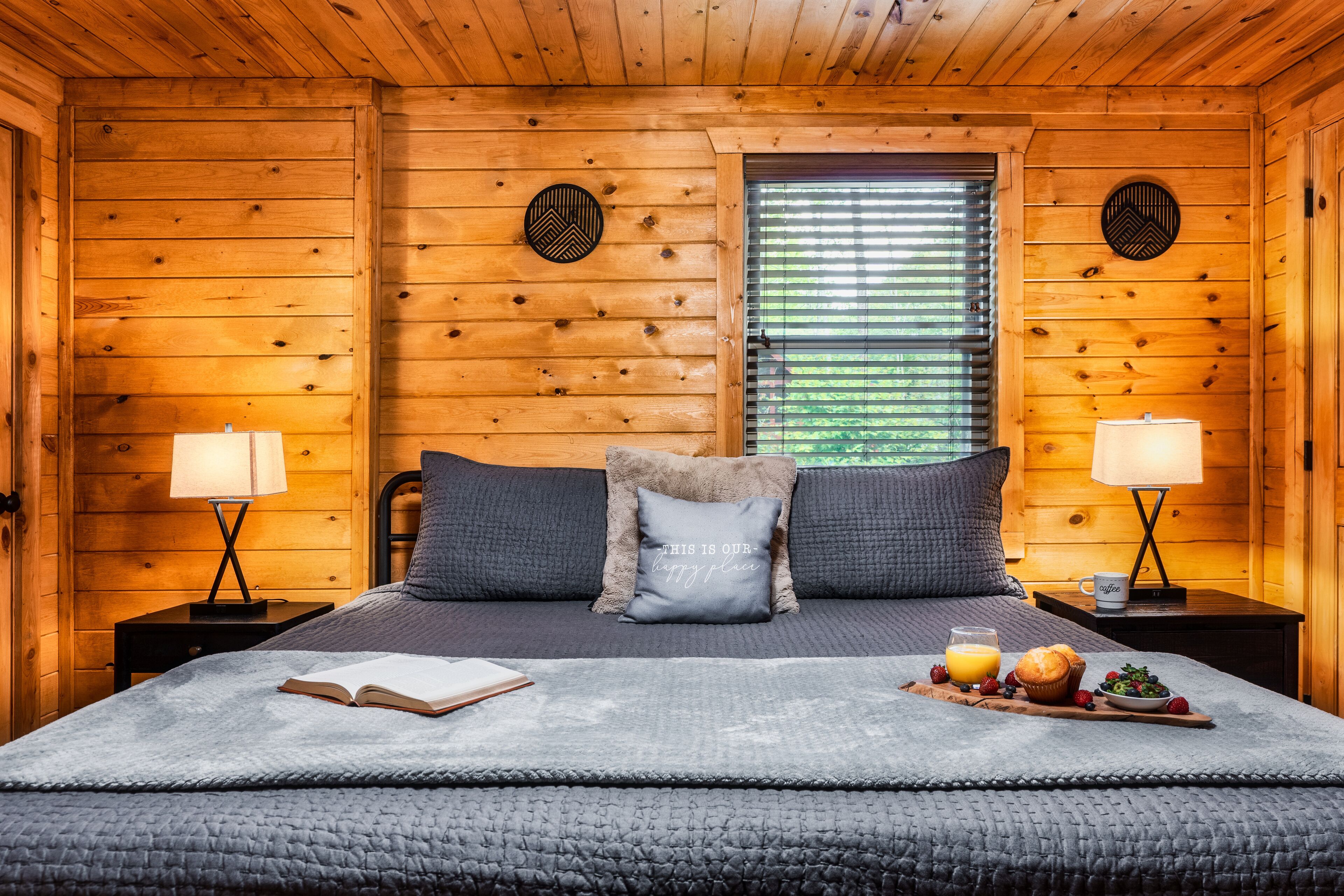 Family Fun! Hot Tub/Pool Table🎱Arcades🕹15min-PForge🎡30min-Smoky Mtns⛰