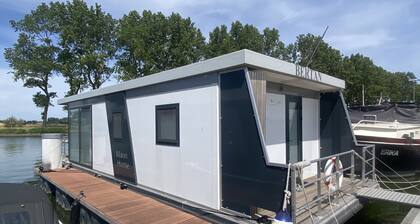 Beautiful houseboat 6 kilometres from the beach