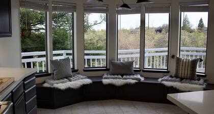 Luxury Home with Mount Shasta Views, Pool and Spa