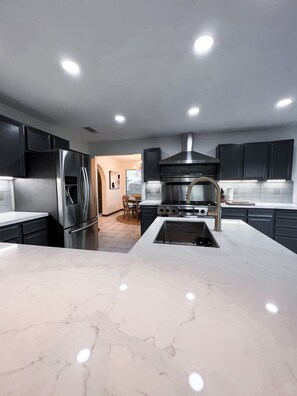 Kjøleskap, mikrobølgeovn, ovn og kokeplater