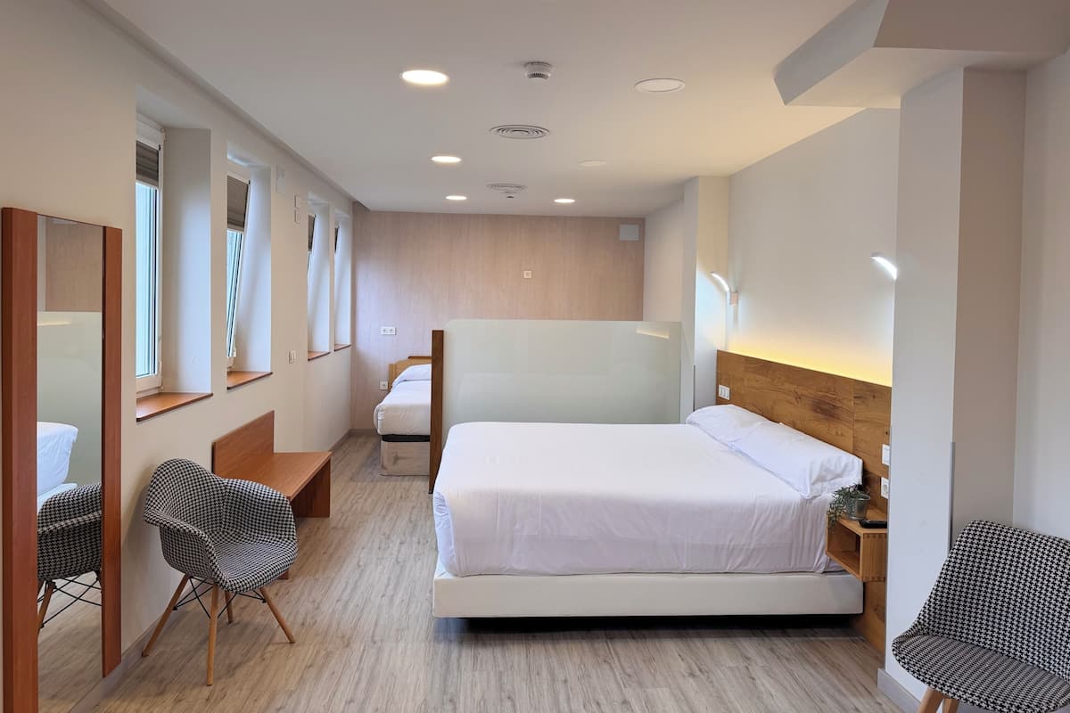 Classic-Vierbettzimmer | Schreibtisch, laptopgeeigneter Arbeitsplatz, kostenloses WLAN
