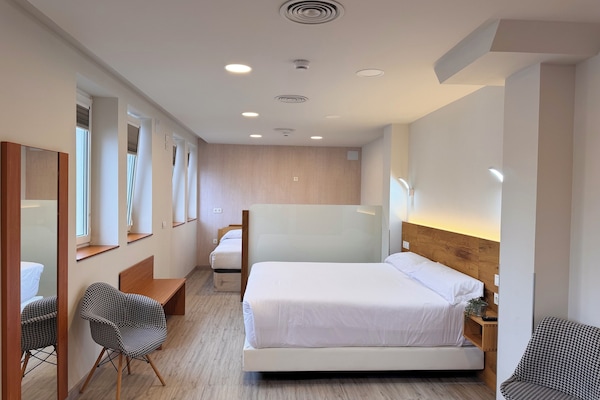 Chambre quadruple classique | Ameublement unique, bureau, espace de travail pour ordinateurs portables