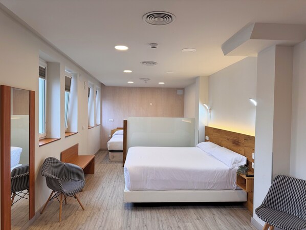 Habitación cuádruple clásica | Mobiliario individual, escritorio, espacio para trabajar con un portátil