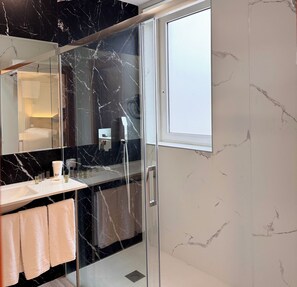 Habitación cuádruple clásica | Baño | Regadera, secadora de cabello, toallas, jabón 