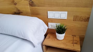 Muebles diferentes, escritorio y espacio para trabajar con laptop