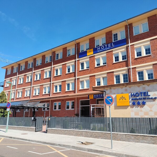 Vista frontal de la propiedad