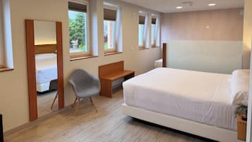Habitación cuádruple clásica | Mobiliario individual, escritorio, espacio para trabajar con un portátil