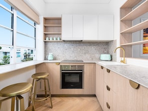 Køleskab, ovn, opvaskemaskine, brødrister