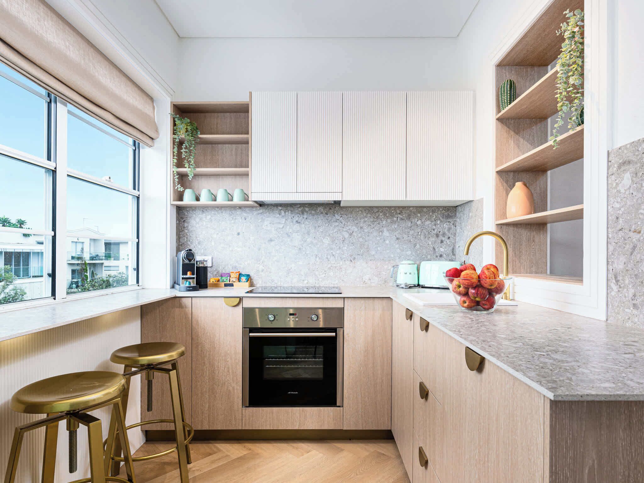 Coffee/tea maker, fridge, oven, stovetop