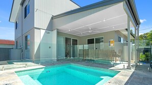 A modern house with a glass-enclosed patio and a swimming pool. - Ilanga Jervis Bay-Heated Pool (Huskisson)