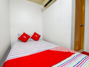 Standard Double Room | Bed sheets - Busline Apartelle (Quezon City)