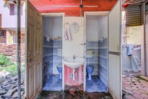 Gemeinsamer Schlafsaal | Badezimmer | Dusche, Regendusche, kostenlose Toilettenartikel, Bademäntel