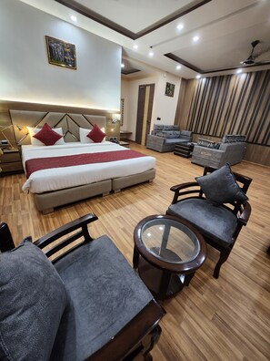 エグゼクティブ スイート | 高級寝具、デスク、ノートパソコン用作業スペース、遮光カーテン