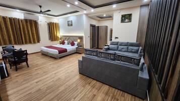 Executive Suite | Premium bedding, desk, laptop workspace, blackout curtains