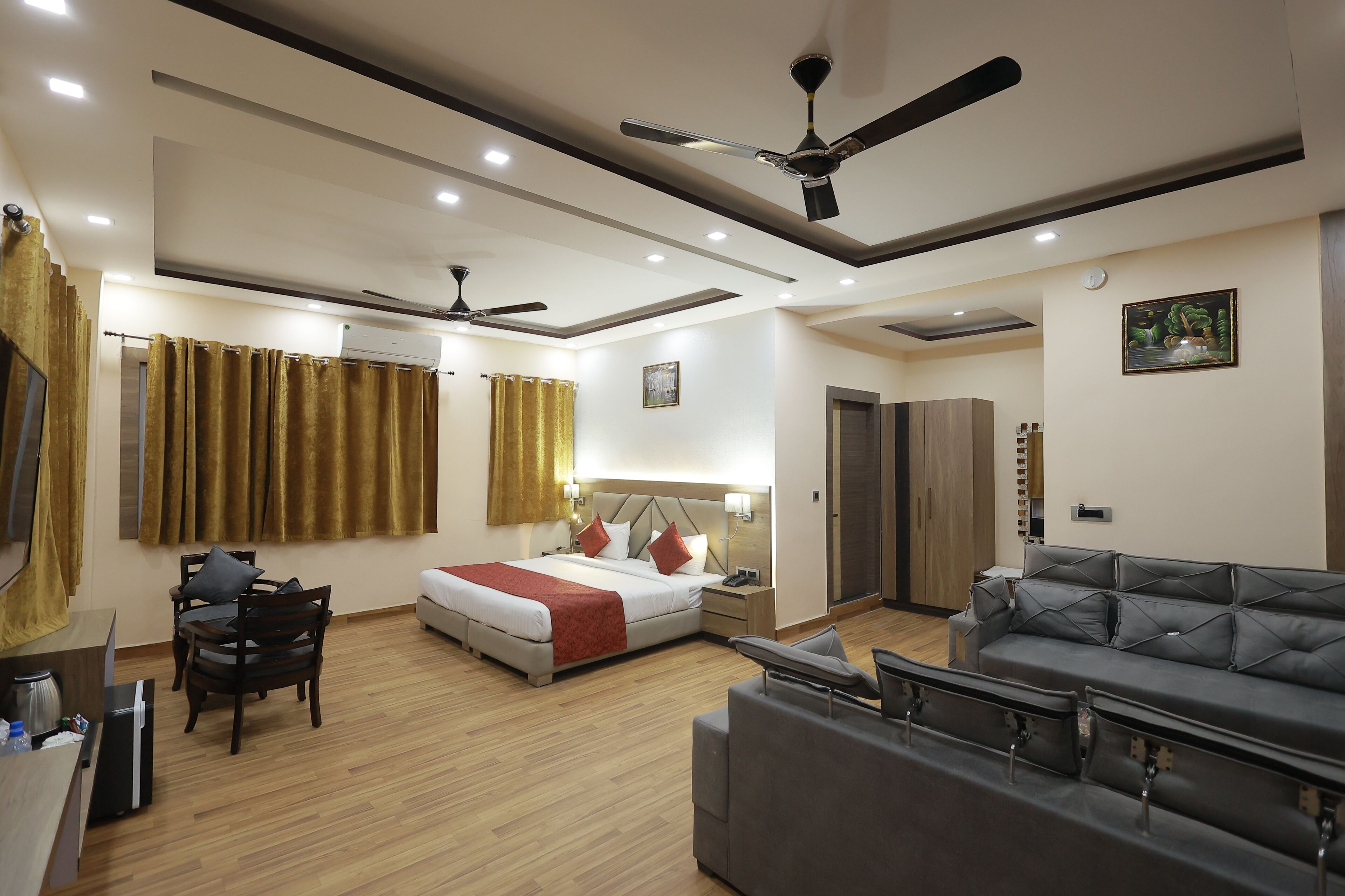 Premium Room | Living area | 35-inch Smart TV with digital channels, TV