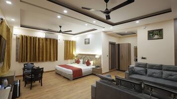Premium Room | Living area | 35-inch Smart TV with digital channels, TV