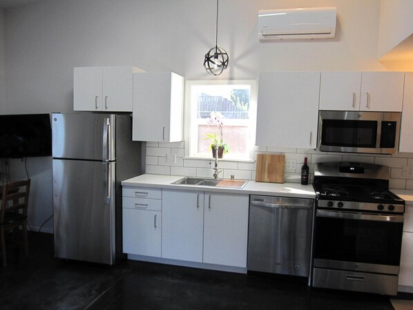 Kühlschrank, Mikrowelle, Ofen, Herdplatte