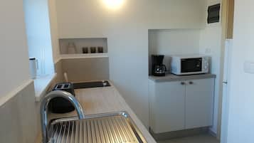 Kühlschrank, Mikrowelle, Herdplatte, Wasserkocher mit Kaffee-/Teezubehör