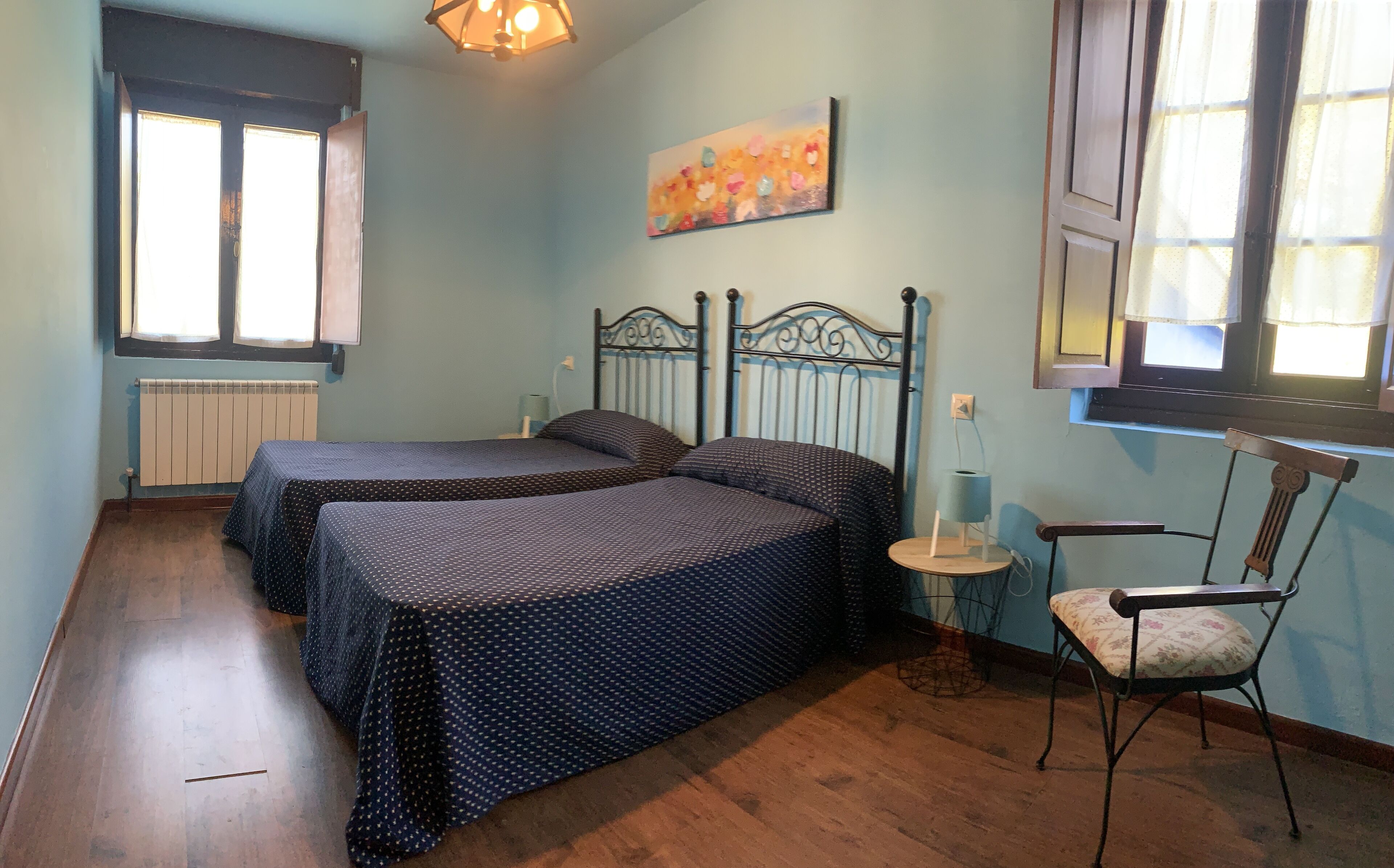 Two houses 20 people surrounded by 3000 m of barbecue farm and parking