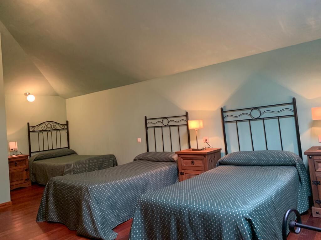 Two houses 20 people surrounded by 3000 m of barbecue farm and parking