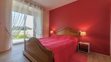 4 bedrooms, iron/ironing board, WiFi