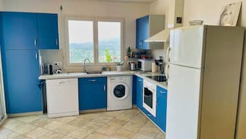 Frigorífico, microondas, horno y placa de cocina