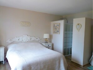 3 slaapkamers, een bureau, een strijkplank/strijkijzer, gratis wifi