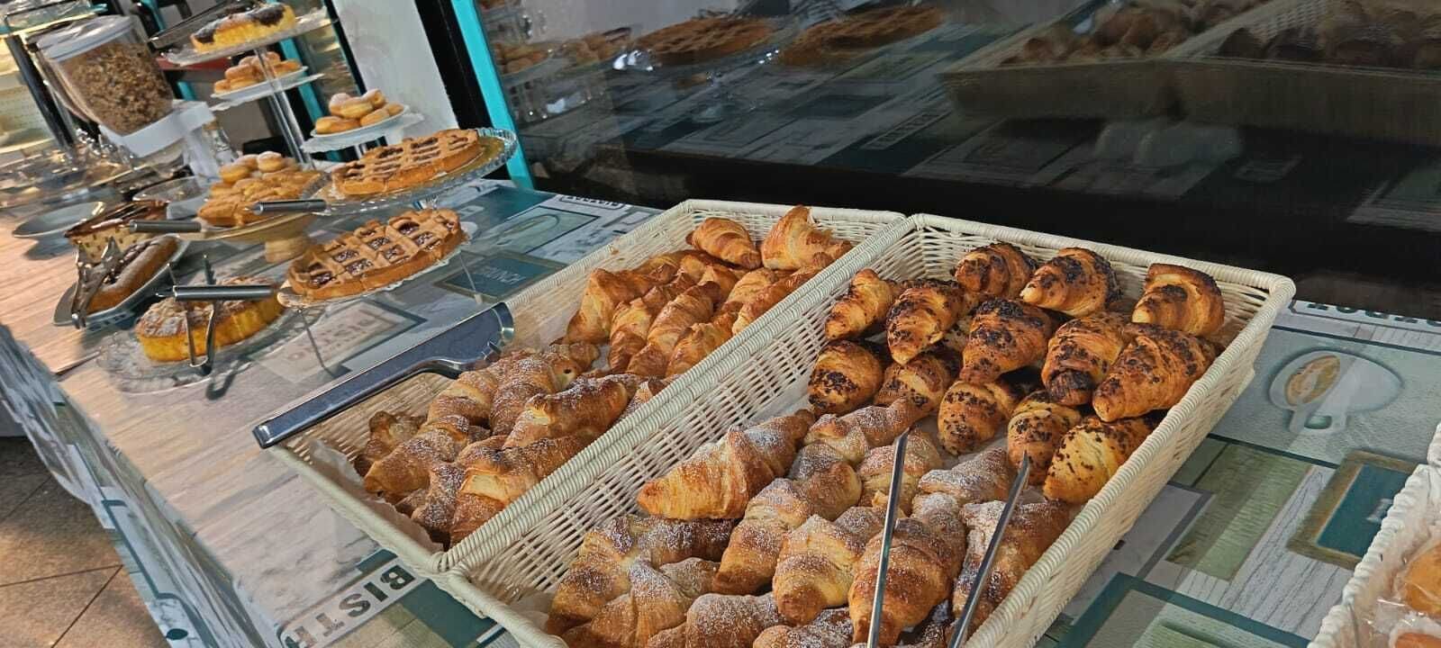 Vitrine de uma padaria com diversos produtos de panificação.