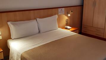 Minibar, safe på rommet, skrivebord og lydisolert