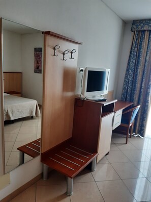 Minibar, Zimmersafe, Schreibtisch, schallisolierte Zimmer