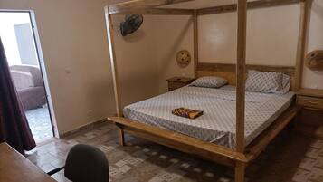 3 Schlafzimmer, Schreibtisch, kostenloses WLAN, BettwÀsche