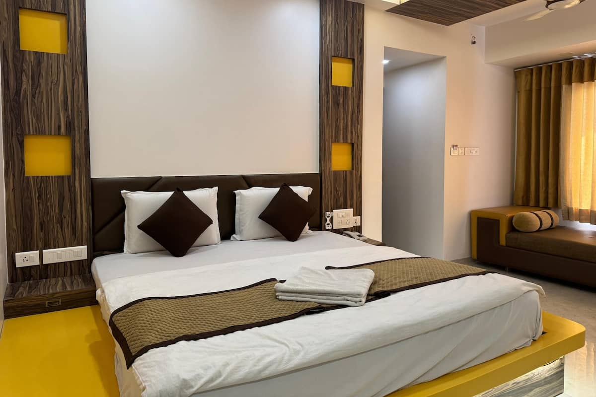 Habitación de lujo | Ropa de cama de alta calidad y escritorio