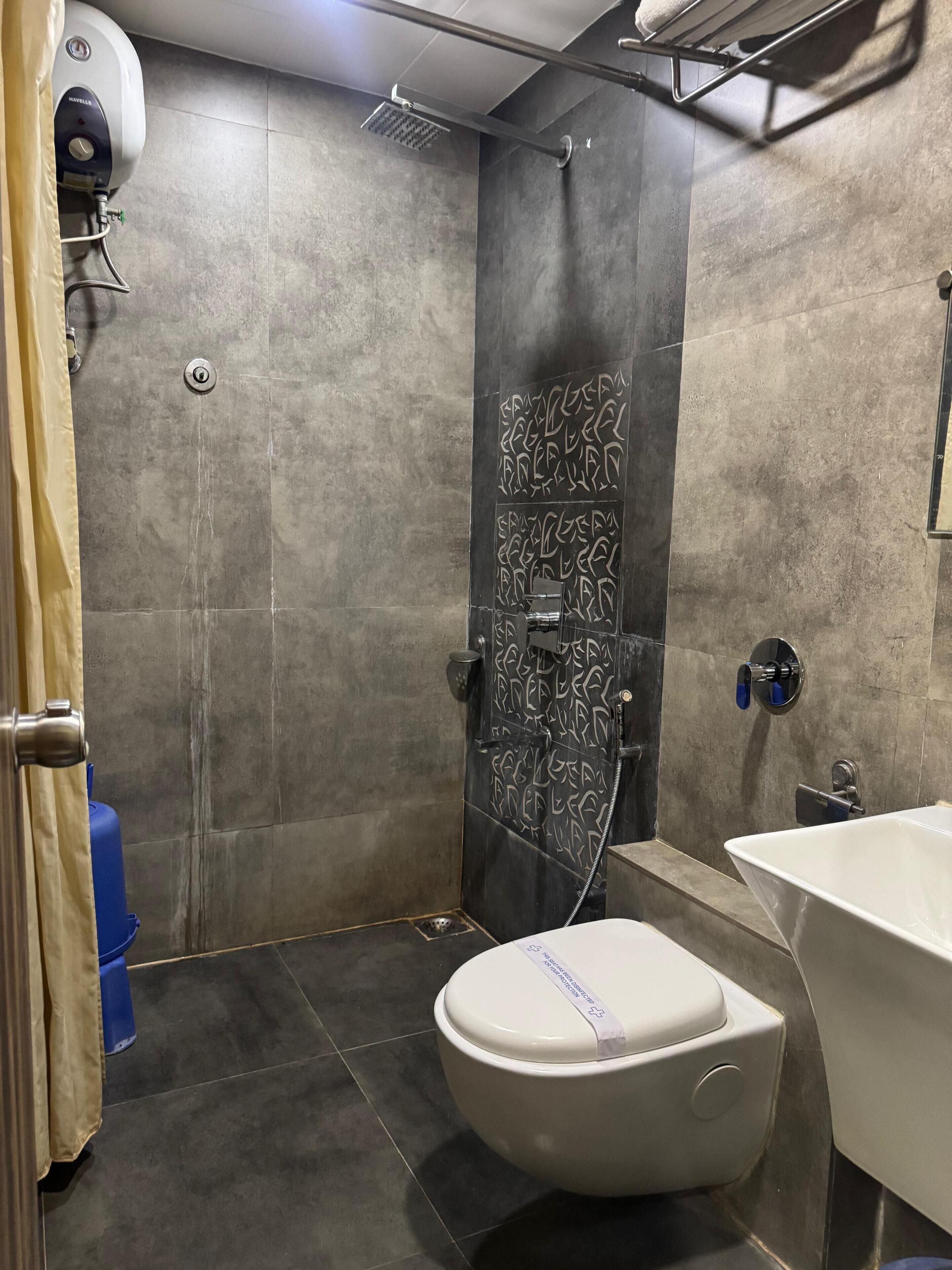 Un baño con ducha, inodoro y lavabo.