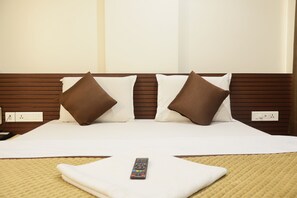 Superior Room | Peralatan tempat tidur premium, meja, ruang kerja komputer riba 