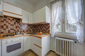Appartamento Standard, 2 camere da letto (Apartment Cuba 300m From Garda Lake) | Cucina privata | Frigorifero, microonde, forno, piano cottura