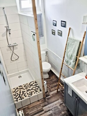 Shower, hair dryer, towels - Les heures tranquilles - Sea view - 50m from the beach (Saint-Côme-de-Fresné)