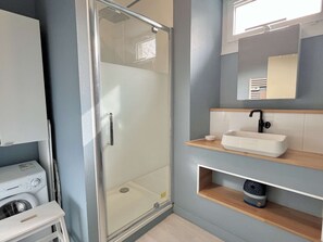 Shower, towels
