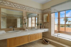 Combined shower/tub, towels - Luxury Villa Robledal in Marbella (Marbella)