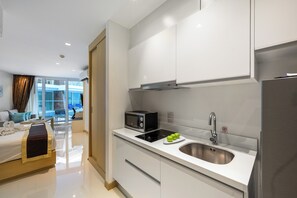 Habitación Deluxe, acceso a la piscina | Minibar, caja fuerte, escritorio y wifi gratis