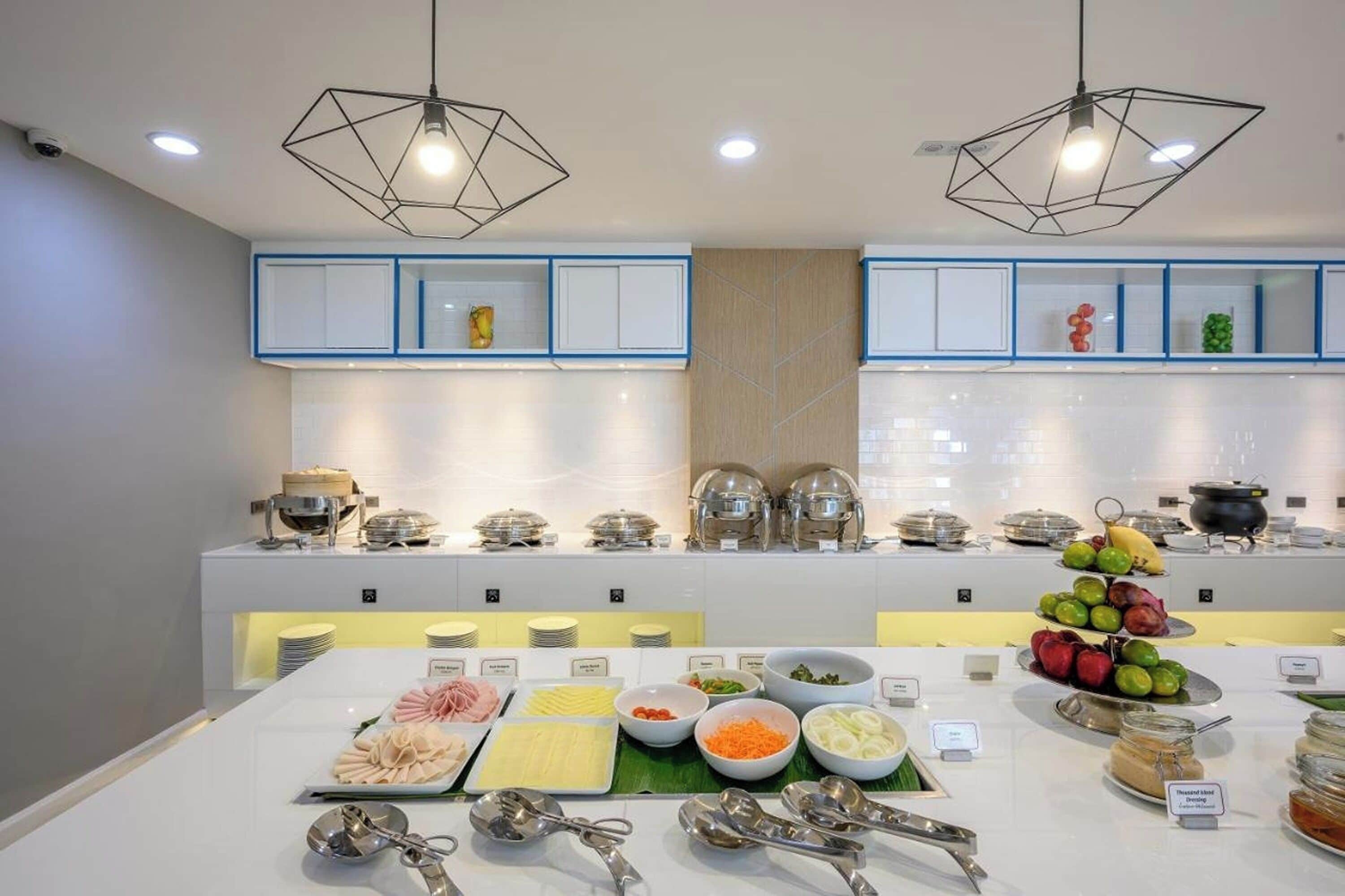 Een buffet met diverse gerechten en bestek.