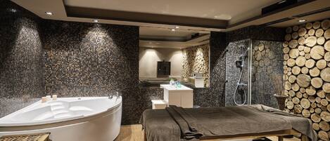 Un sauna, una bañera de hidromasaje, baño turco