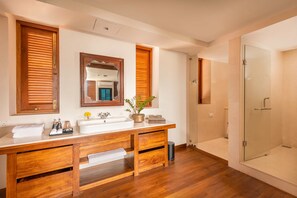 Premium Double Room, 1 Bedroom, Ensuite, Courtyard View | Bathroom | Shower, rainfall showerhead, free toiletries, hair dryer