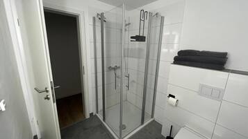 Dusche, Haartrockner, Handtücher, Toilettenpapier