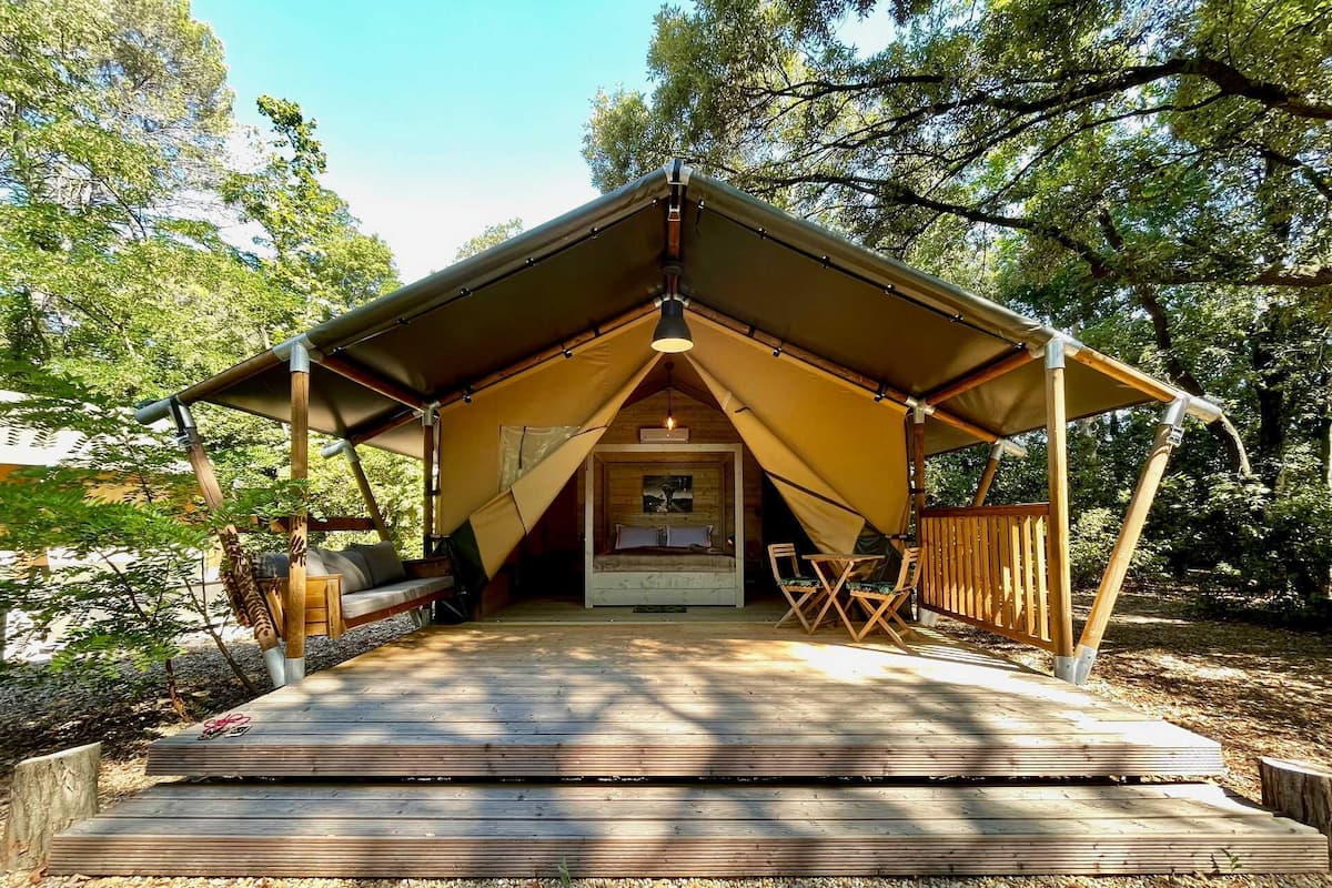 Tenda Mewah, 1 Tempat Tidur Queen | Seprai premium, tirai kedap cahaya, dan kedap suara