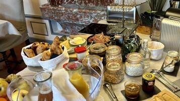 Sarapan prasmanan setiap hari (EUR 19 per orang)